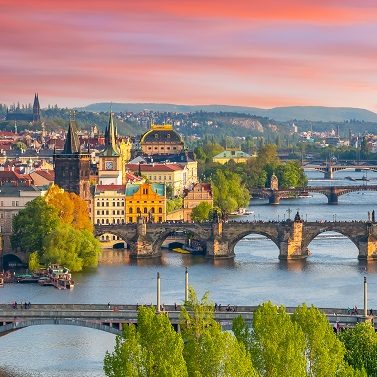 Panorama pittoresque de Prague avec des ponts sur la Vltava au coucher du soleil