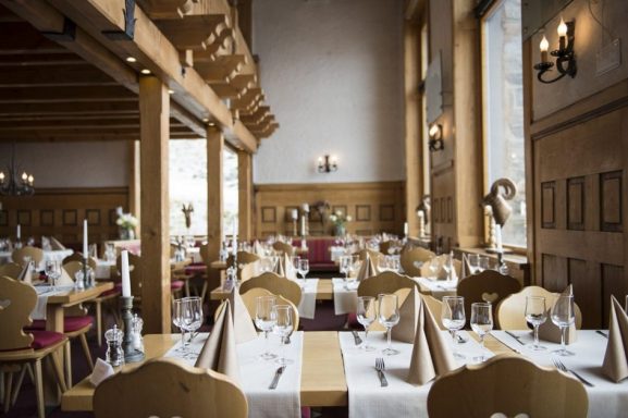 Kulmhotel Gornergrat Salle de restaurant élégante avec des tables dressées et un décor chaleureux.