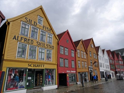 Maisons colorées à Bergen, Norvège, sous un ciel nuageux.