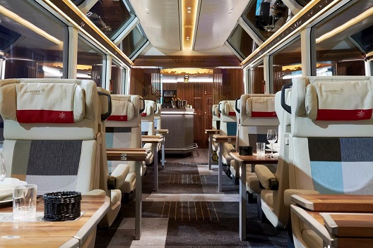 Glacier express Intérieur d'un train avec des sièges confortables et une ambiance moderne.